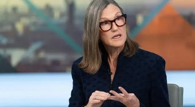 Zakupy akcji Tesli przez Cathie Wood: Dlaczego ARK wciąż kupuje podczas spadków