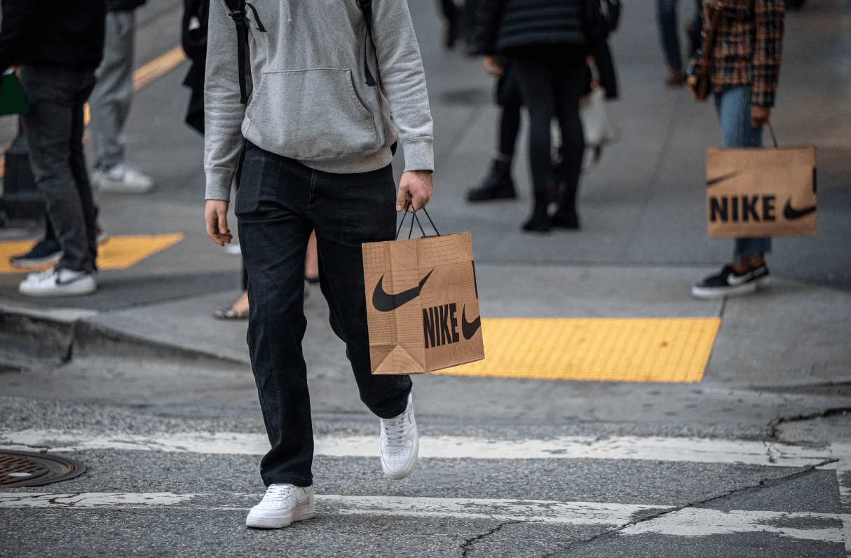 Akcje Nike spadły o 75% od swojego historycznego szczytu: czy to już czas na zakup?