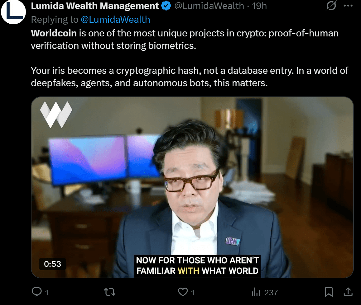 Tweet o Worldcoin: Weryfikacja Proof-of-Human bez przechowywania danych biometrycznych. Wideo pokazuje mówców przed monitorami, tematem są kryptograficzne skróty tęczówki.